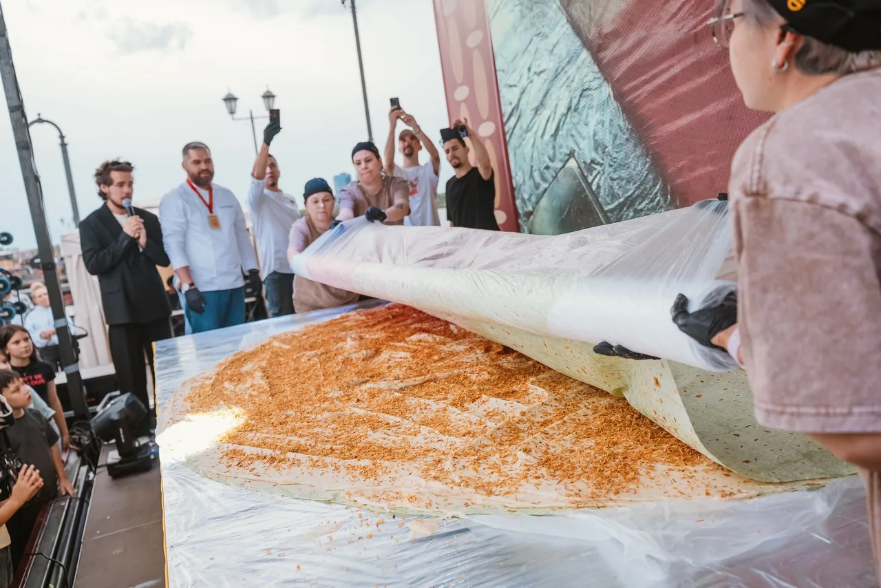 Гигантский кыстыбый диаметром 303 см на сцене фестиваля «Вкусы Казани» 2026
